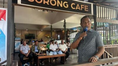 Cagub Papua Barat Daya nomor urut 1 Abdul Faris Umlati saat memberikan sambutan saat tatap muka bersama KMBKS di Sorong Cafe Kota Sorong, PBD, Rabu (23/10/2024)