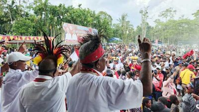 Ribuan Warga Sambut JOEL, Kwamki Narama Bergelora