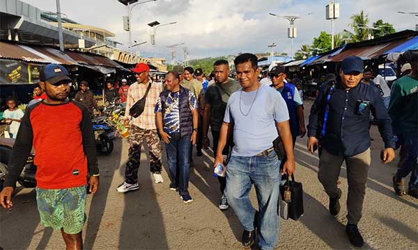 Petrus Kasihiw Belanja Masalah di Pasar Modern Sorong