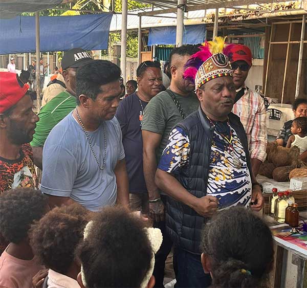 Petrus Kasihiw Belanja Masalah di Pasar Modern Sorong2