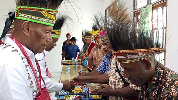 Awali Kampanye di Wilayah Adat Saireri, BTM-YB Jalani Ritual Ini 3 BTM YB Restu Adat di Serui3