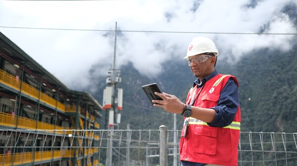 General Manager Region Network Operations and Productivity Telkomsel Maluku and Papua, Yasrinaldi ketika memastikan layanan 5G di Tembagapura, PTFI berjalan maksimal.