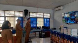 Pj Wali Kota Sorong Dr. Bernhard Eduard Rondonuwu,S.Sos.,M.Si memantau langsung monitor CCTV di ruang guru SMA Negeri 1 Kota Sorong, Selasa (5/11/2024).(Foto : Ist)