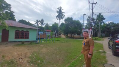 Pj Wali Kota Sorong Dr. Bernhard Eduard Rondonuwu,S.Sos.,M.Si sidak di Kantor Kelurahan Puncak Cenderawasih, Sorong Barat, Kota Sorong, PBD, Selasa (5/11/2024)