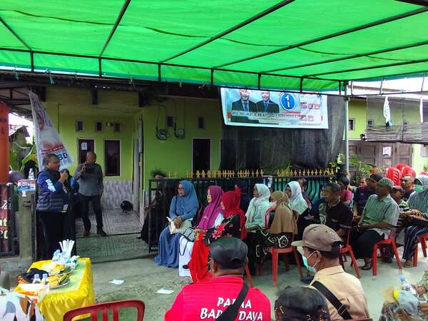 Tatap muka Calon Wakil Gubernur Papua Barat Daya nomor 1 Petrus Kasihiw di KPR Exim, Kelurahan Malanu, Distrik Sorong Utara, Kota Sorong, Provinsi PBD, Rabu (6/11/2024).(Foto : KENN)