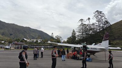 Polres Puncak Jaya Polda Papua Kawal Kedatangan Sisa Logistik Surat Suara Pilkada 2024