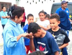 Cinta Anak Usia Dini, Ketua DPD Gerindra Papua Bagikan Puluhan Tas Sekolah
