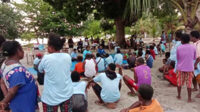 Calon Wakil Bupati Sarmi, Jemmi Esau Maban saat kampanye di Kampung Wakde, Distrik Pantai Barat, Kabupaten Sarmi/foto : Ist