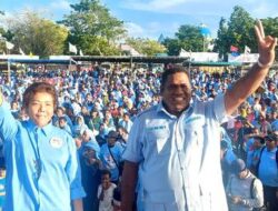 Massa Membludak, Lapangan Merdeka Sarmi Berubah Warna Biru Saat Kampanye Akbar Paslon Yanni-Jemmi