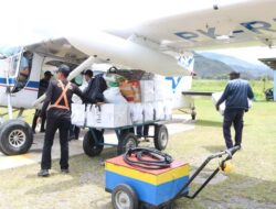 Polda Papua Kawal Distribusi Logistik Pilkada Kabupaten Yalimo