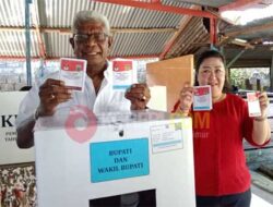 Cabup Rettob dan Keluarga Coblos di TPS 7 Pasar Sentral Timika, Harap JOEL Menang
