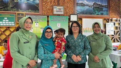 Istri Pj Wali Kota Sorong Dampingi Ketua PKK PBD Kunjungi Posyandu Korem 181/PVT