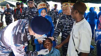 Jelang Hari Armada RI 2024, Koarmada III Gelar Bakti Kesehatan dan Baksos di Kp Maibo