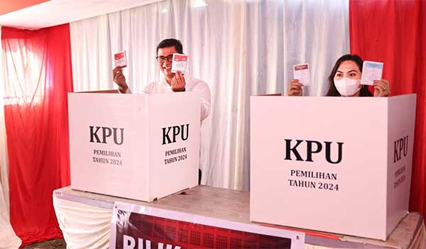PJ Gub PT dan Istri Coblos