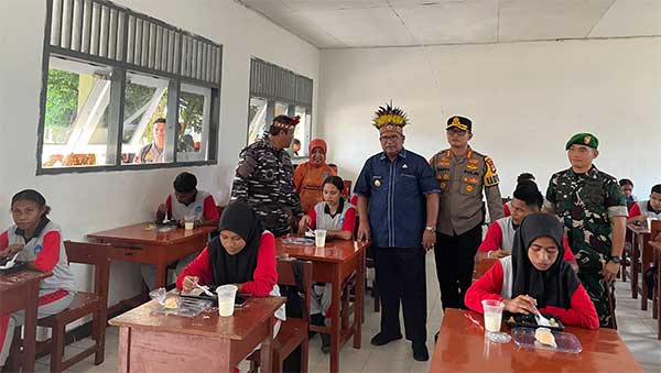 Pemprov PBD Uji Coba Makan Bergizi Gratis di Doom, Sasar 2 Sekolah 2 Pemprov PBD Gelar Makan Bergizi Gratis2