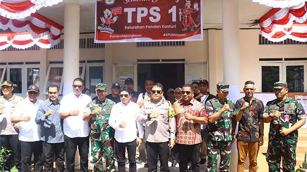 Pj Gub Mal n istri Coblos di TPS 42