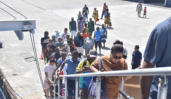 Manfaatkan Pengobatan Gratis, Ratusan Warga Vanuatu Datangi KRI WSH-991 1 Satgas Port Visit 2024 Vanuatu