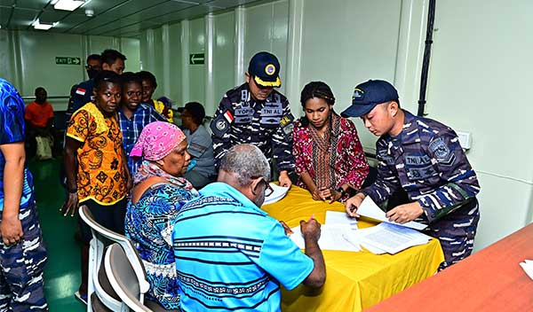 Manfaatkan Pengobatan Gratis, Ratusan Warga Vanuatu Datangi KRI WSH-991 2 Satgas Port Visit 2024 Vanuatu2