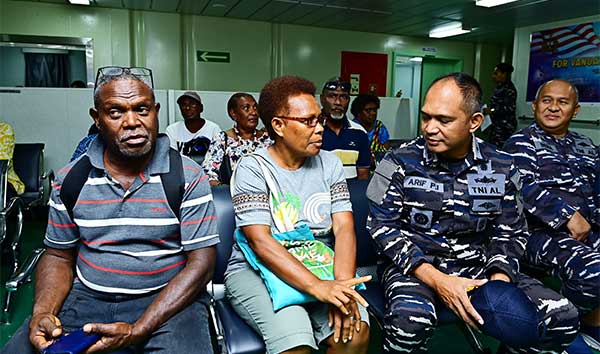 Manfaatkan Pengobatan Gratis, Ratusan Warga Vanuatu Datangi KRI WSH-991 3 Satgas Port Visit 2024 Vanuatu3