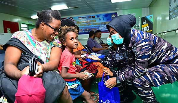 Manfaatkan Pengobatan Gratis, Ratusan Warga Vanuatu Datangi KRI WSH-991 4 Satgas Port Visit 2024 Vanuatu4