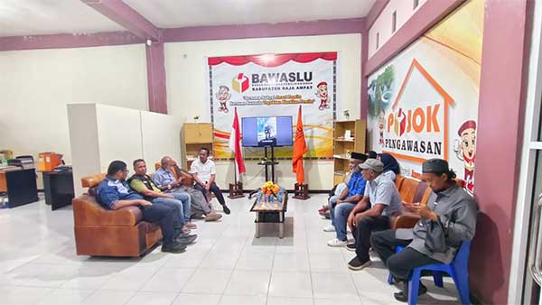 Sekda Raja Ampat Diadukan 4 Paslon ke Bawaslu, Ternyata Karena Ini 2 Sekda R4 Diadukan ke Bawaslu2