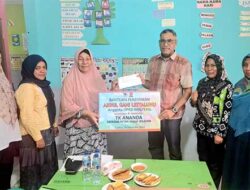 Lagi Reses, Ketua Fraksi PKS DPRD Malteng Beri Bantuan Pendidikan