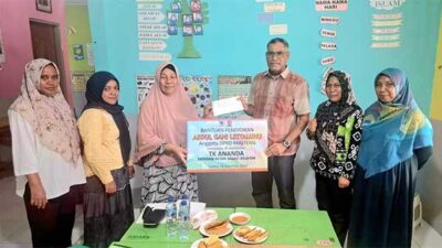 Lagi Reses, Ketua Fraksi PKS DPRD Malteng Beri Bantuan Pendidikan