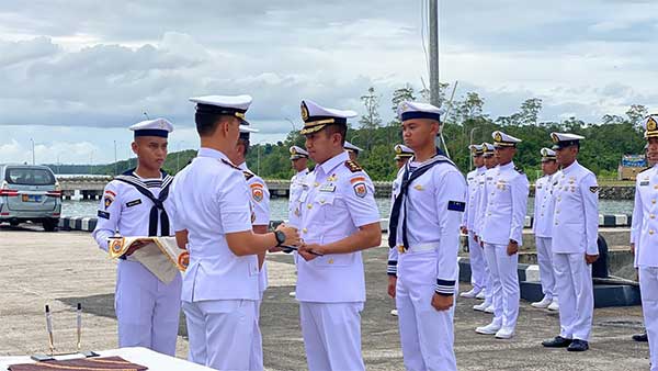 Dansatkak Pimpin Sertijab Dan KRI Kapak 625 2