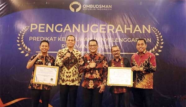 Pj. Wali Kota Tual R. Affandy Z. Hasanusi (tengah) dan Pj. Sekda Tual Fahry Rahayaan (kedua dari kiri) bersama sejumlah pimpinan OPD berpose bersama usai menerima penghargaan dari Ombudsman RI, Kamis (12/12/2024) / Foto : Ist