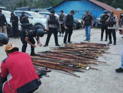 Personil Gabungan Polda Papua Gelar Razia di Tolikara, 812 Sajam Diamankan