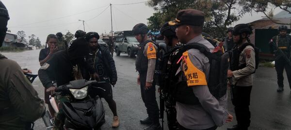Polres Puncak Jaya Gelar Patroli Cipta Kondisi Jaga Stabilitas Pasca Pilkada 2024 1 IMG 20241217 WA0007