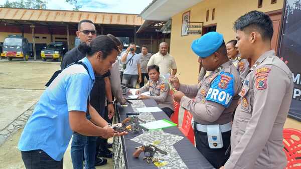 Penegakan Disiplin, Kapolres Supiori Periksa Senjata Api Dinas Personel 1 IMG 20241218 WA0014