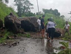 Diguyur Hujan Deras, Longsor Tutup Akses Jalan Yoka-Puay-Arso