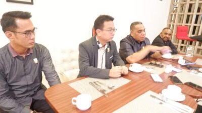 Konferensi Pers Fraksi Golkar DPR Papua Barat usai penetapan Perda APBD Tahun Anggaran 2025 di Aston Niu Hotel Manokwari, Rabu (18/12/2024) dini hari/ Foto : KENN
