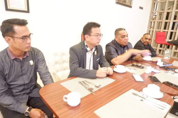 Konferensi Pers Fraksi Golkar DPR Papua Barat usai penetapan Perda APBD Tahun Anggaran 2025 di Aston Niu Hotel Manokwari, Rabu (18/12/2024) dini hari/ Foto : KENN