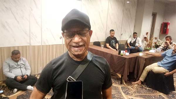 Ketua KPU Papua Steve Dumbon4
