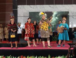PKK Papua Tengah Gelar Lomba Fashion Show Busana Rajutan Kulit Kayu
