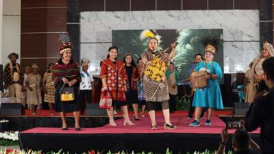 PKK PT Gelar Lomba Fashion Show Busana Kilit Kayu