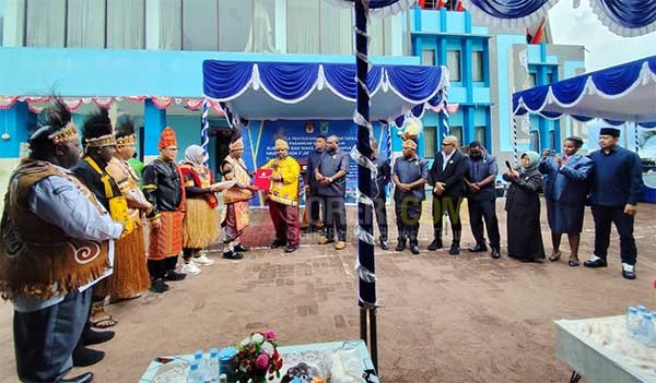 Ketua DPR PB Orgenes Wonggor saat menerima dokumen SK Penetapan Paslon terpilih Gubernur-Wakil Gubernur Papua Barat periode 2025-2030 Drs Dominggus,M.Si - Mohammad Lakotani,S.H.,M.Si di halaman kantor Dewan setempat, Kamis (9/1/2025) / Foto : KENN