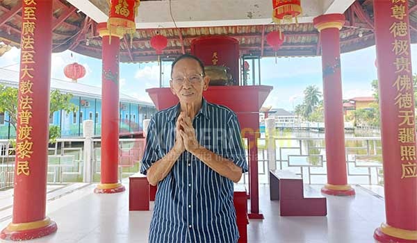 Rudy Wijaya selaku Pembina Vihara Buddha di Boswesen Sorong / Foto : Suzan