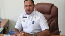 Caption: Penjabat Bupati Tolikara Marthen Kogoya, SH,M.AP di ruang kerjanya di Karubaga/ Foto : Ist