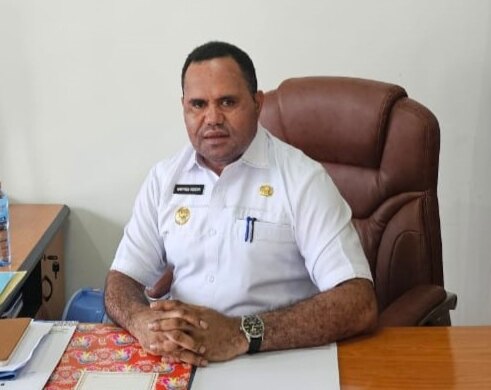Caption: Penjabat Bupati Tolikara Marthen Kogoya, SH,M.AP di ruang kerjanya di Karubaga/ Foto : Ist