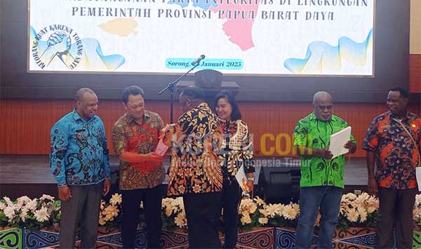 Pj Sekda PBD Serahkan DPA SKPD 2025
