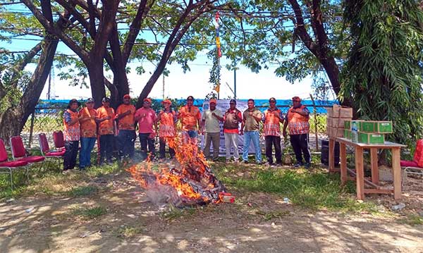 DKP2B Satpol PP PBD Musnahkan Mknan Siap Saji Kedaluwarsa 1