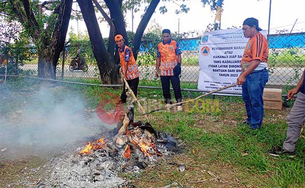 DKP2B-Satpol PP PBD Musnahkan Makanan Siap Saji Kedaluwarsa, Segini Totalnya 2 DKP2B Satpol PP PBD Musnahkan Mknan Siap Saji Kedaluwarsa2