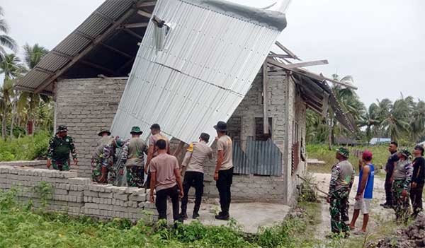 Gotong royong Desa Namtabung Selaru