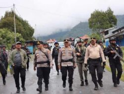 Pantau Sitkamtibmas Terkini, Kapolda Papua Tengah-Kapolres Puncak Jaya Patroli Jalan Kaki