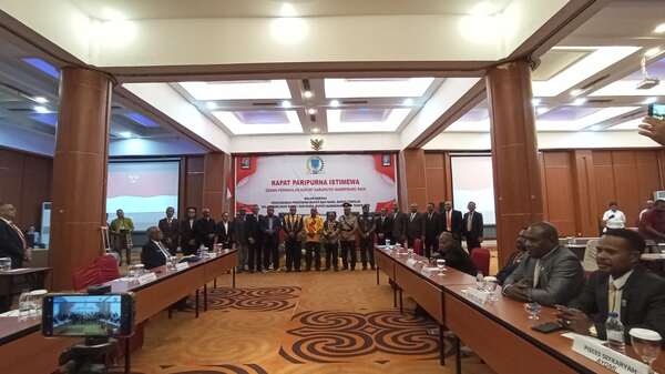 Bupati terpilih Kabupaten Mamberamo Raya, Robby Wilson Rumansara didampingi pimpinan DPRK dan Forkopimda serta pimpinan OPD Kabupaten Mamberamo Raya / Foto: EHO