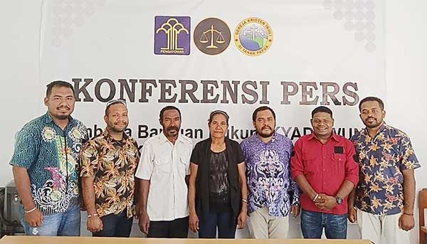 Miris! 12 Tahun Honor di SMPN 1 Bosnik, Yafet Usior “Tersingkir” di Tanahnya Sendiri 1 LBH KYADAWUN Biak saat menerima pengaduan Yafet Usior bersama keluarga terkait apa yang dialaminya di SMP Negeri 1 Bosnik, Distrik Biak Timur, baru-baru ini / Foto : LBH KYADAWUN Biak