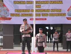 Upacara Hari Kesadaran Nasional: Wakapolda Papua Beri Penghargaan Kapolri ke Anggota Berprestasi